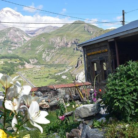 Qusha Guesthouse Meeting In The Mountains And Views Казбеги Екстериор снимка