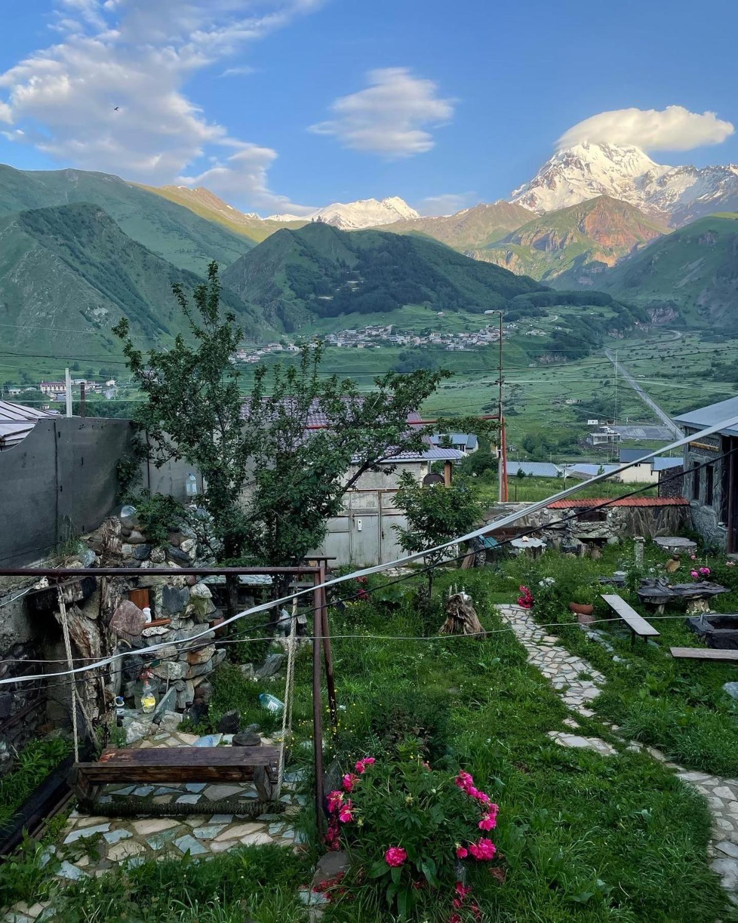 Qusha Guesthouse Meeting In The Mountains And Views Казбеги Екстериор снимка