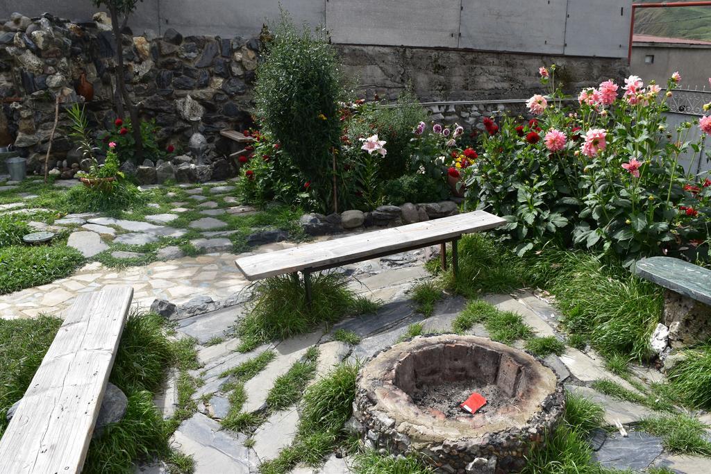 Qusha Guesthouse Meeting In The Mountains And Views Казбеги Екстериор снимка