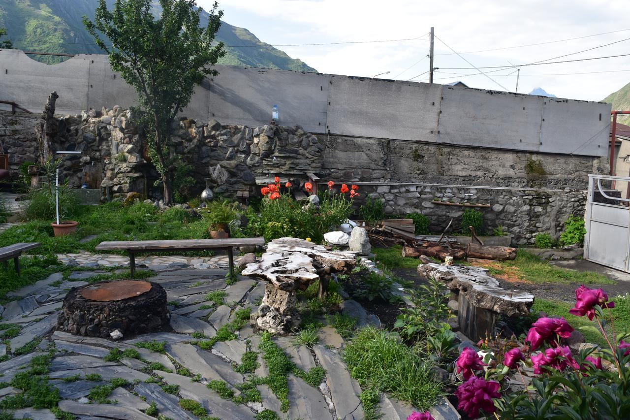 Qusha Guesthouse Meeting In The Mountains And Views Казбеги Екстериор снимка