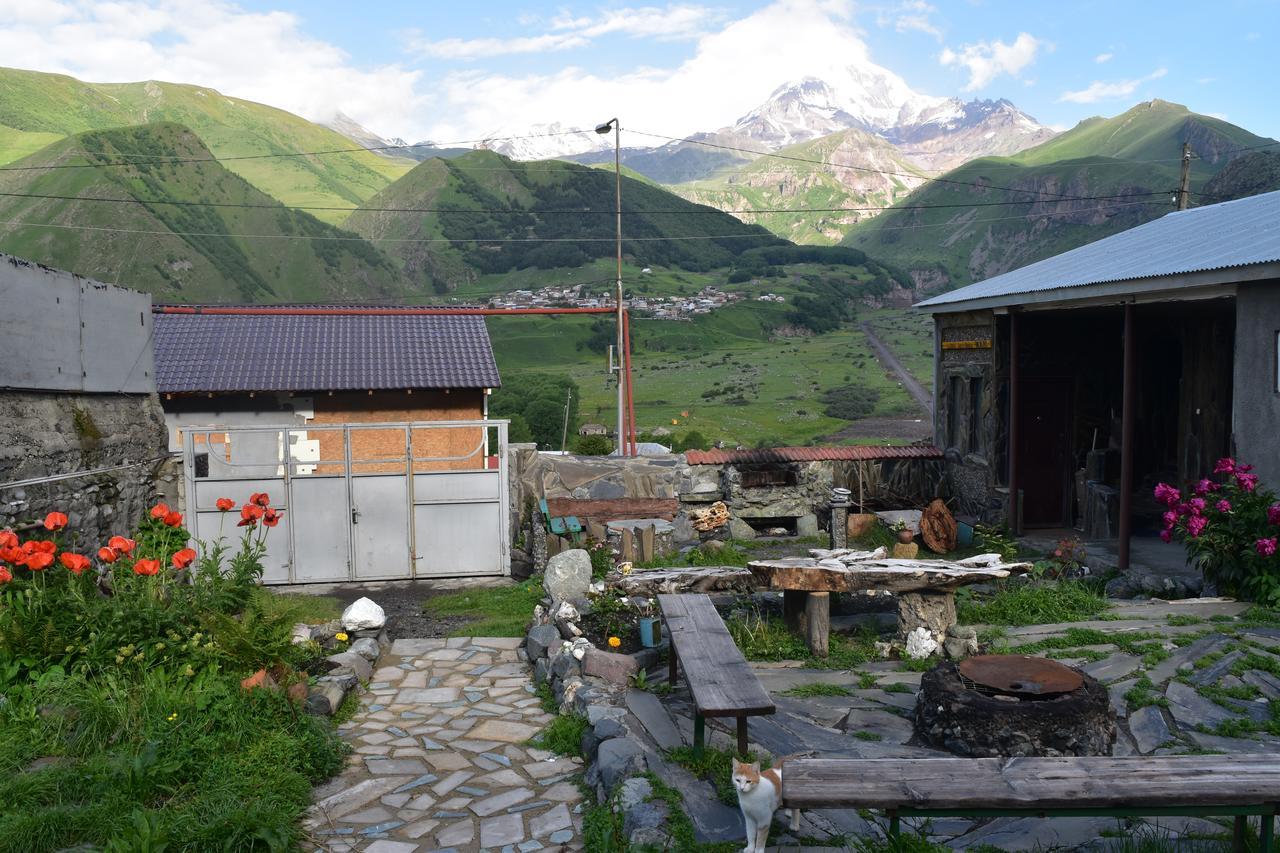 Qusha Guesthouse Meeting In The Mountains And Views Казбеги Екстериор снимка
