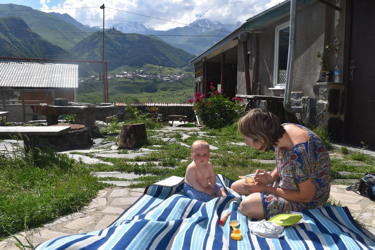 Qusha Guesthouse Meeting In The Mountains And Views Казбеги Екстериор снимка