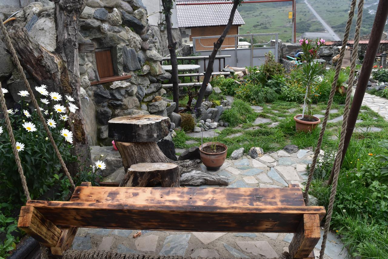 Qusha Guesthouse Meeting In The Mountains And Views Казбеги Екстериор снимка