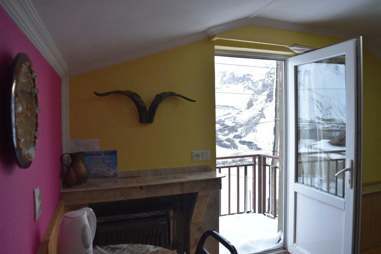 Qusha Guesthouse Meeting In The Mountains And Views Казбеги Екстериор снимка